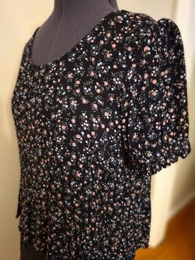 Women’s Black Floral Puff-Sleeve Top - Peach & Blue Print